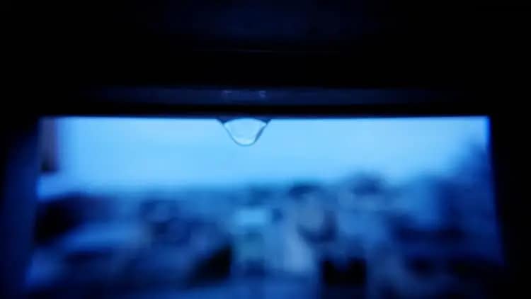 急な雨漏り!プロの職人が伝授する応急処置と、失敗しない雨漏り修理業者の選び方の写真2|雨漏り修理