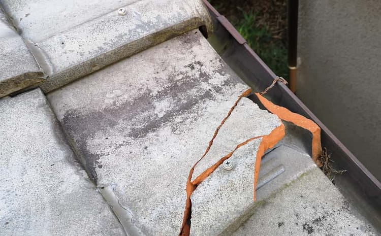 釘?寒さ?塩?瓦が割れる原因?補修サインと費用・葺き替え時期