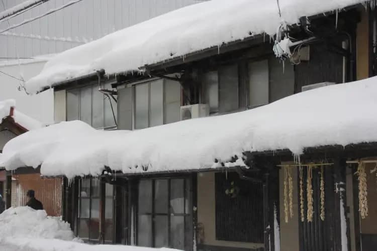積雪|屋根工事|火災保険|CHIKAZAWA|所沢市、狭山市、川越市、東村山市の地域密着型施工会社|外壁工事、屋根工事、塗装工事、雨樋工事、内装工事を中心とした施工が得意な職人集団です!所沢市、狭山市、川越市、東村山市のお客様とお客様の住まいについて一緒に考えるアットホームな施工会社です。