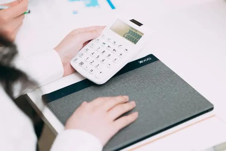 埼玉県鶴ヶ島市|一部の外壁の破損やひび割れを少額施工で補修すべき?プロが回答!02|外壁塗装工事|屋根塗装工事|外壁工事|屋根工事|CHIKAZAWA|所沢市、狭山市、川越市、東村山市の地域密着型施工会社|外壁工事、屋根工事、塗装工事、雨樋工事、内装工事を中心とした施工が得意な職人集団です!所沢市、狭山市、川越市、東村山市のお客様とお客様の住まいについて一緒に考えるアットホームな施工会社です。