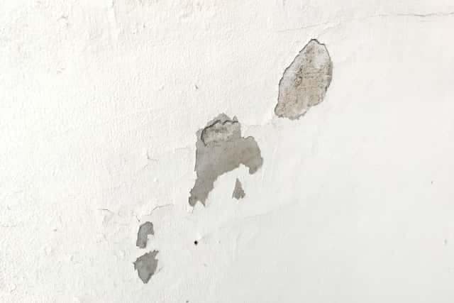 無機塗料の施工不良は様々な要因で起こり、ひび割れ・剥がれが起きます。