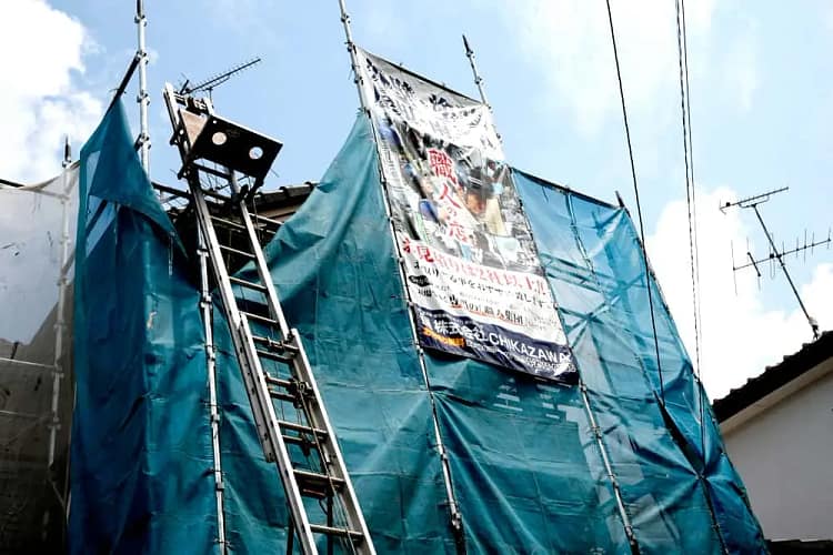 当社施工中による足場組立、および飛散防止ネットを設置例