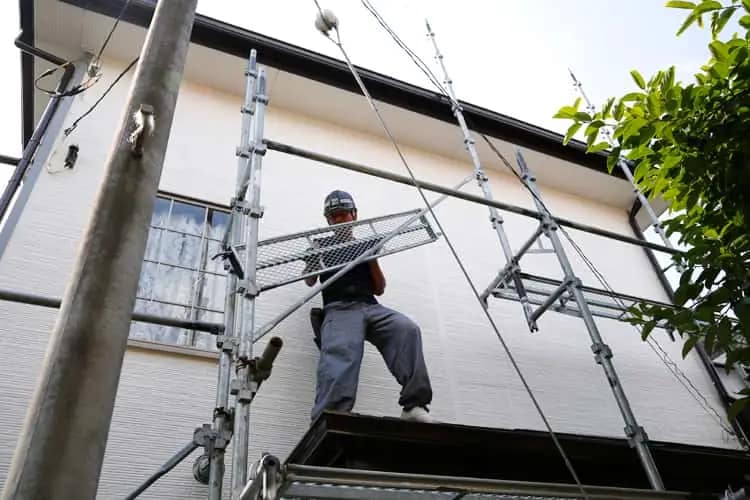 当社による足場工事組立の様子