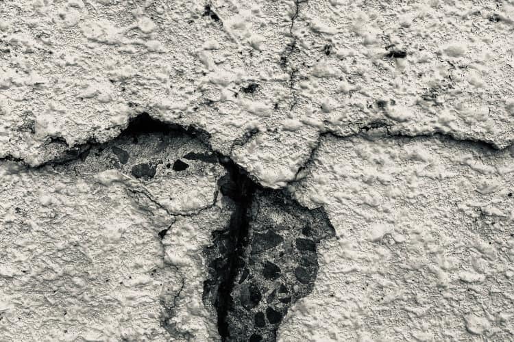 埼玉県飯能市|一部の外壁の破損やひび割れを少額施工で補修すべき?プロが回答!02|外壁塗装工事|屋根塗装工事|外壁工事|屋根工事|CHIKAZAWA|所沢市、狭山市、川越市、東村山市の地域密着型施工会社|外壁工事、屋根工事、塗装工事、雨樋工事、内装工事を中心とした施工が得意な職人集団です!所沢市、狭山市、川越市、東村山市のお客様とお客様の住まいについて一緒に考えるアットホームな施工会社です。