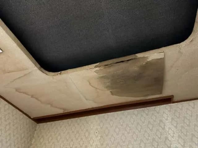 建物内部からの目視調査によるシミ跡発見の例