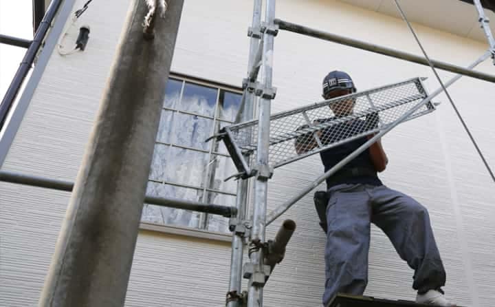 当社自社施工による足場設置の様子