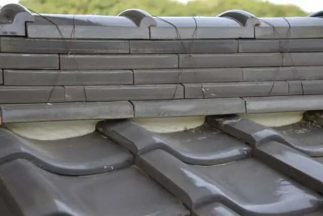 棟瓦および、漆喰の場面写真