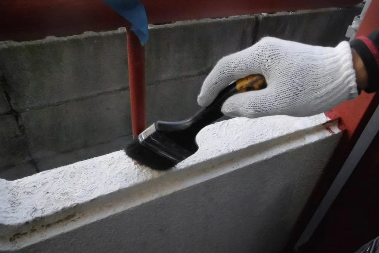 ベランダ・屋上防水工事にかかる費用相場や補助金02|東村山市|東京都|防水工事|雨漏り工事|外壁塗装工事|外壁修理工事|屋根塗装工事|外壁工事|屋根工事|CHIKAZAWA|所沢市、狭山市、川越市、東村山市の地域密着型施工会社|外壁工事、屋根工事、塗装工事、雨樋工事、内装工事を中心とした施工が得意な職人集団です!所沢市、狭山市、川越市、東村山市のお客様とお客様の住まいについて一緒に考えるアットホームな施工会社です。