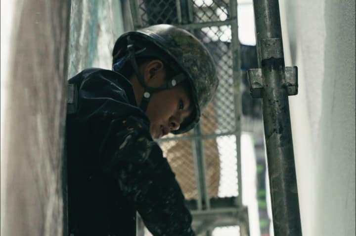 プライマーで下塗りを行う当社CHIKAZAWAの職人