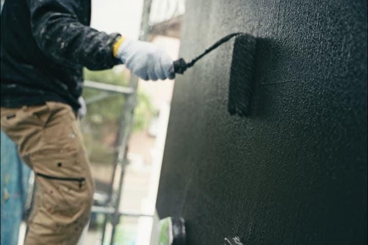 塗りムラを起こさず均一にローラーで塗布作業する当社CHIKAZAWAの職人