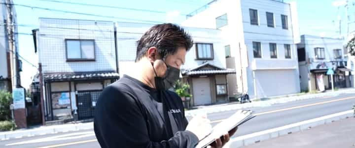 当社・代表近澤による外壁塗装に係る現地調査の項目チェックの様子(狭山市)