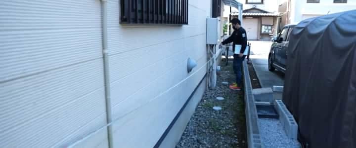 当社による外壁塗装に係る現地調査の様子(狭山市)