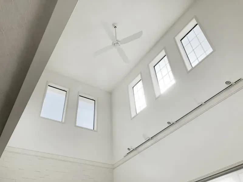 遮熱塗装|吹き抜け天井|株式会社CHIKAZAWA|所沢市、狭山市、川越市、東村山市の地域密着型施工会社|外壁工事、屋根工事、塗装工事、雨樋工事、内装工事を中心とした施工が得意な職人集団です!所沢市、狭山市、川越市、東村山市のお客様とお客様の住まいについて一緒に考えるアットホームな施工会社です。修理・修繕、なんでも懇切丁寧に対応します!