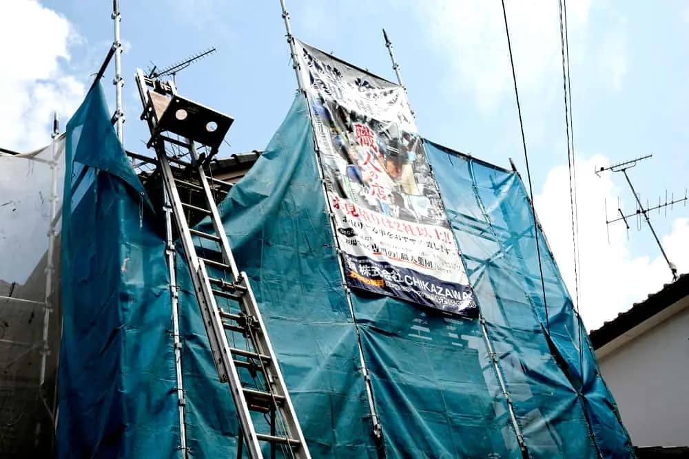 当社施工中による足場組立、および飛散防止ネットを設置例