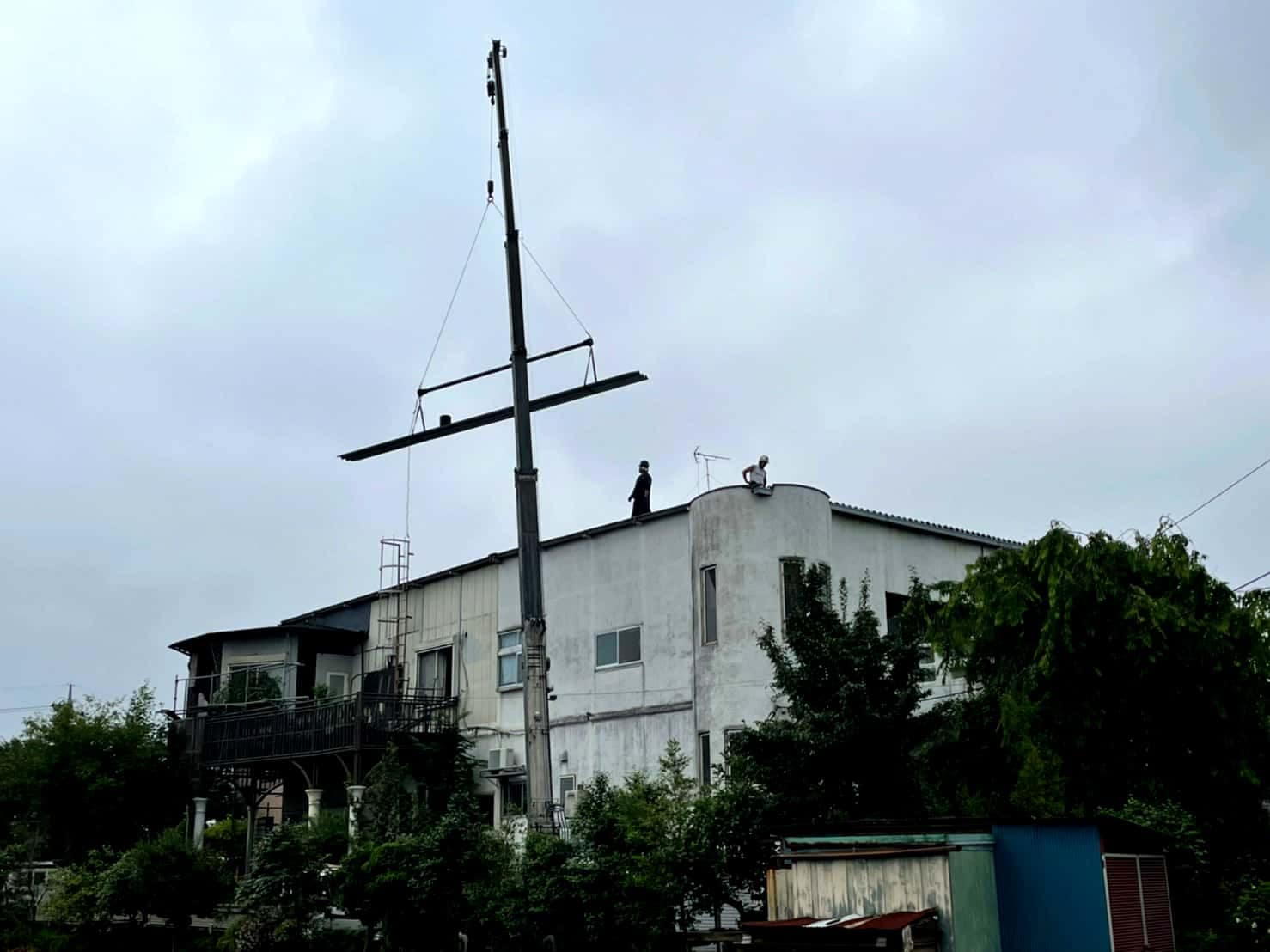 雨漏り修理・所沢市岩岡町のおラフター重機荷揚げを使った事例の紹介